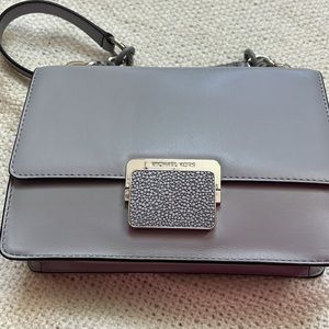 🆕Michael Michael Kors Cynthia Shoulder Flap bag (color Dove)